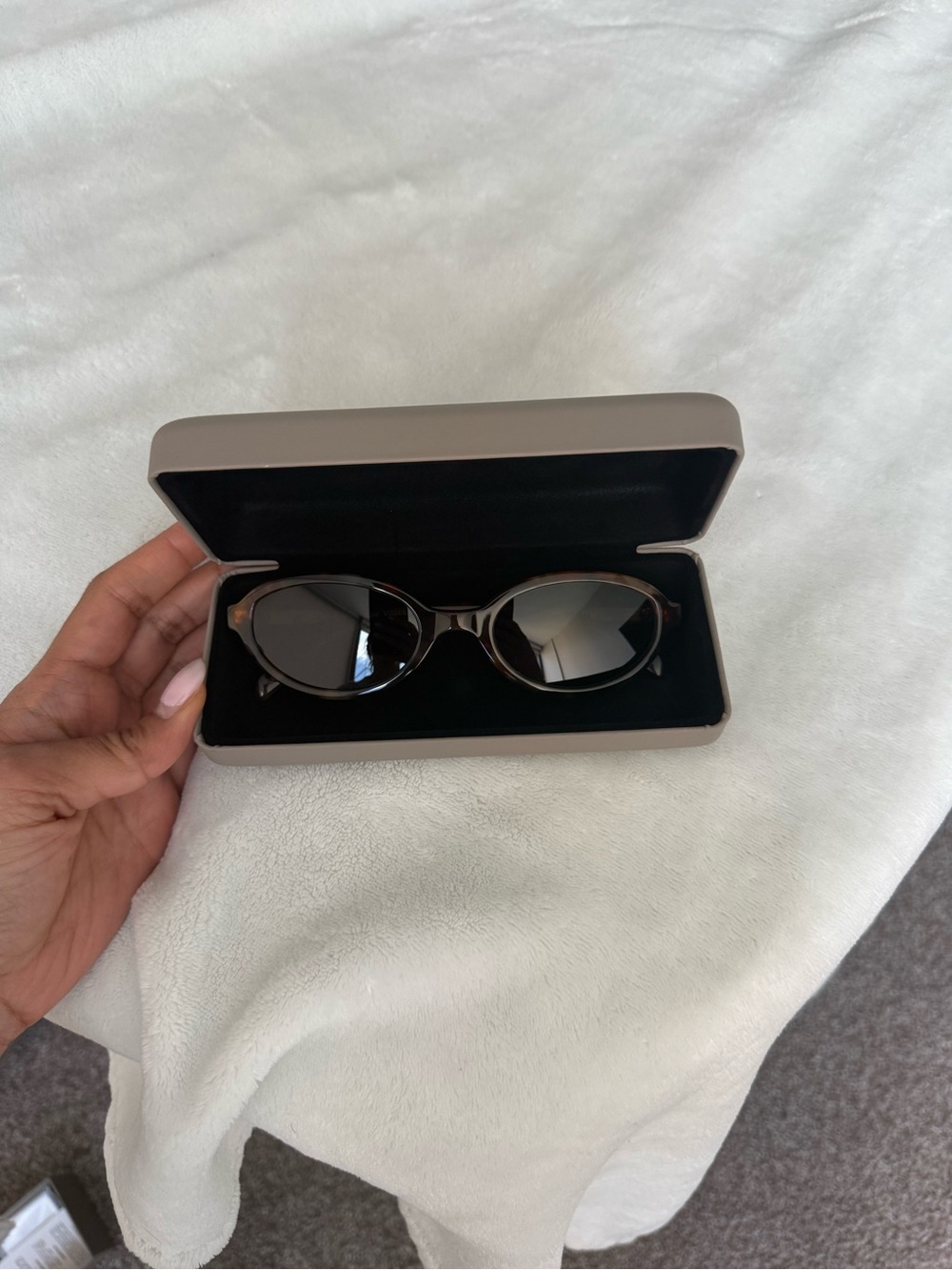 VEHLA Black Frame Sunglasses with Dark Lenses